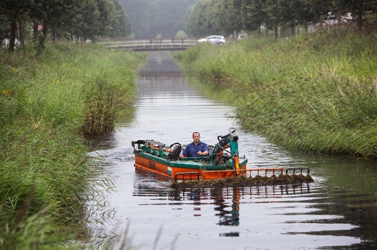 Maaiboot maait watergangen
