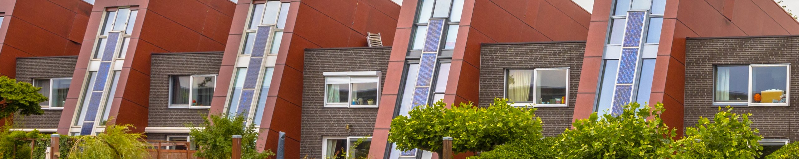 Huizen die aan het water liggen