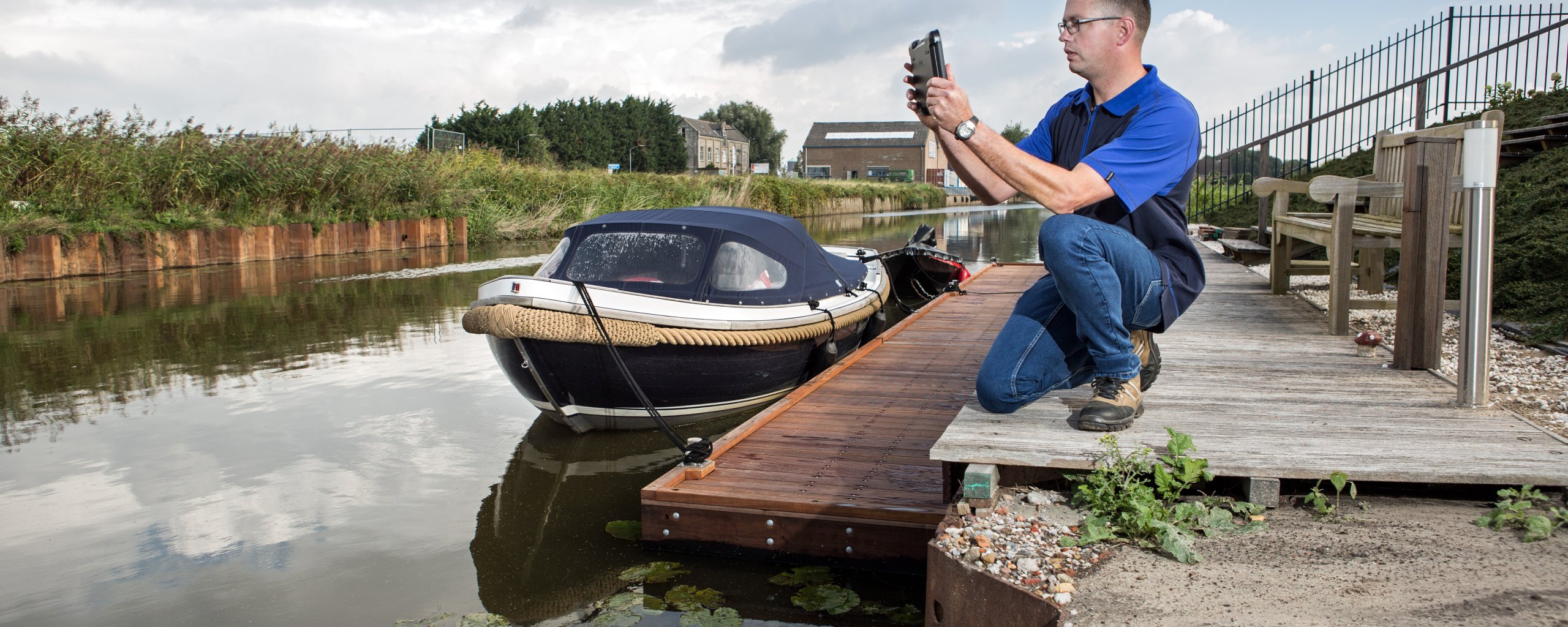 medewerker waterschap brabantse delta controleert waterpeil