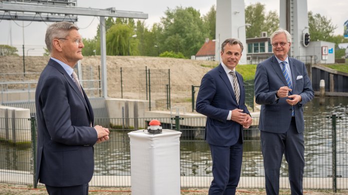 Kees Jan de Vet (dijkgraaf waterschap Brabantse Delta), Mark Harbers (minister van Infrastructuur en Waterstaat) en Peter Glas (Deltacommissaris).