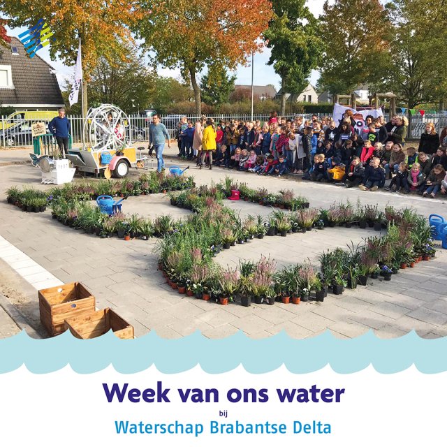 Leerlingen van basisschool de Bibit, de Sprockt en kinderopvang de Teddybeer luisteren naar bestuurders van IVN, Brabantse Delta, Prins Bernhard Cultuurfonds en de Provincie Noord-Brabant. Samen gaan ze werken aan het 150ste schoolplein in Brabant.