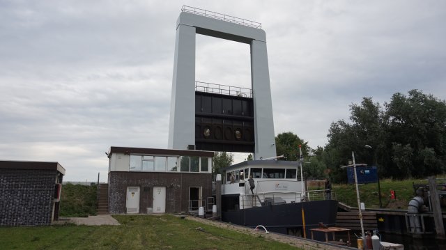 Boot door sluis Roode Vaart